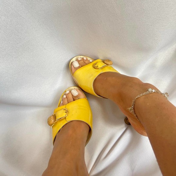 Authentic Yellow Chanel Heels with Patent Leather and Wood detailing size 6.5 - Picture 3 of 4